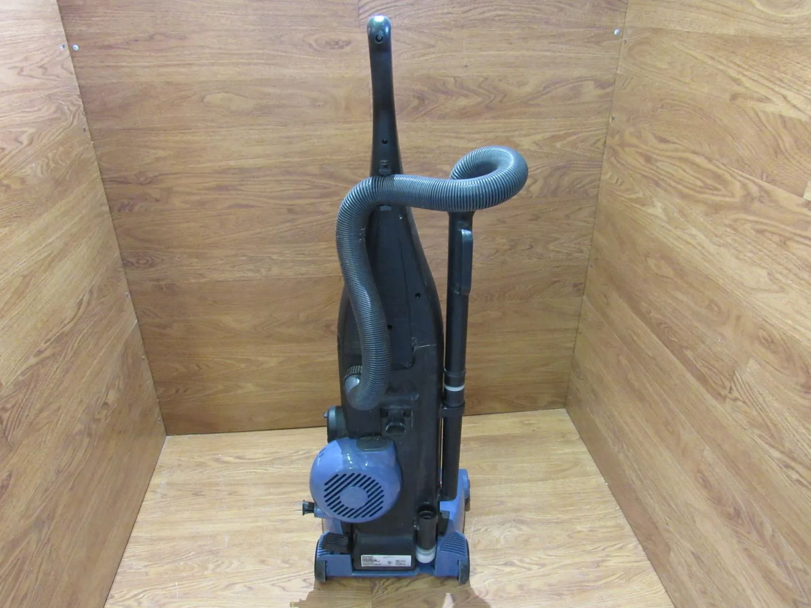 Bissell Rewind Powerclean Upright Vacuum Bagless 12 Amps 18M9-P -- Used